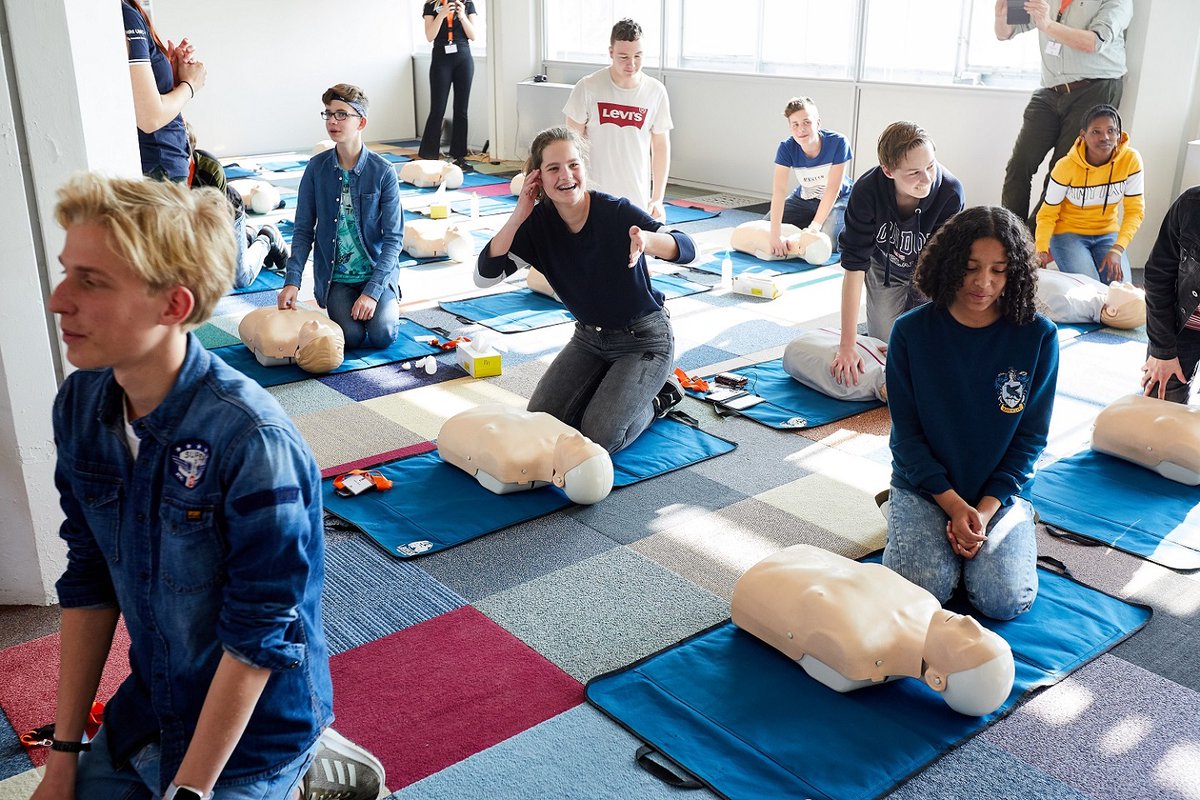 Vanmiddag reikt Paul Blokhuis, staatssecretaris van VWS, via Twitch de eerste MDT-certificaten uit aan Dordtse jongeren. De jongeren zijn klaar met hun maatschappelijke stage, en dat mag gevierd worden! Kijk tussen 14.30 en 15.30 uur mee via Twitch: ow.ly/XOdD50F2iTG