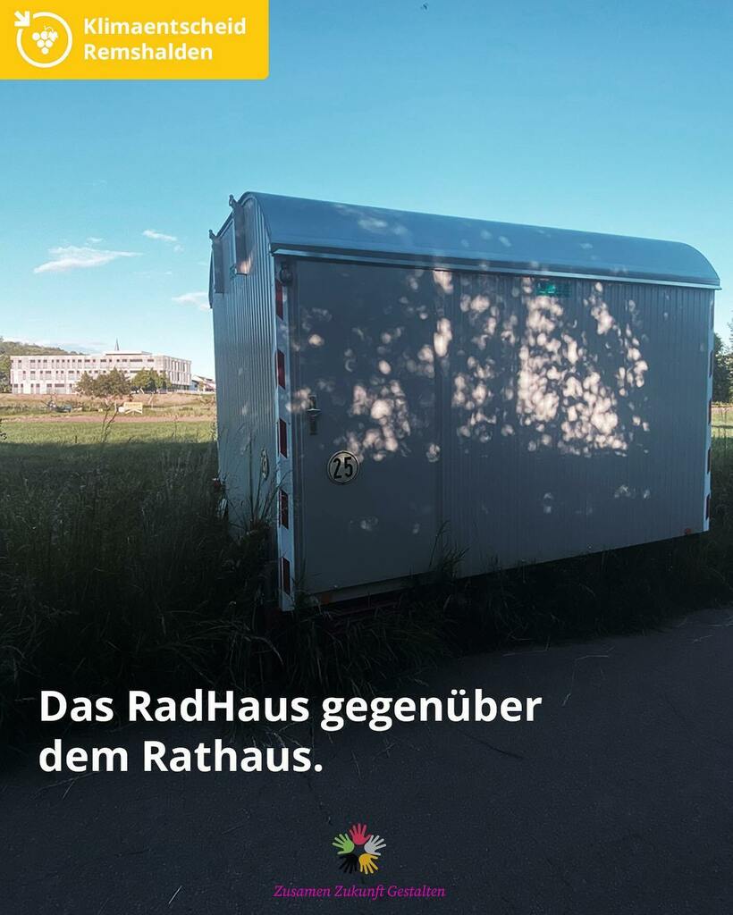 KRemshalden's tweet photo. Hallo da draußen! Das kleine RadHaus ist da!

Auf dem Gelände der sogenannten neuen Mitte, zwischen #Geradstetten und #Grunbach, haben wir unser Quartier aufgeschlagen. Der Bauwagen soll bei der kommenden Unterschriftensammlung und Informationskampagne eine wichtige Rolle spie… https://t.co/tQjzQTJzPB
