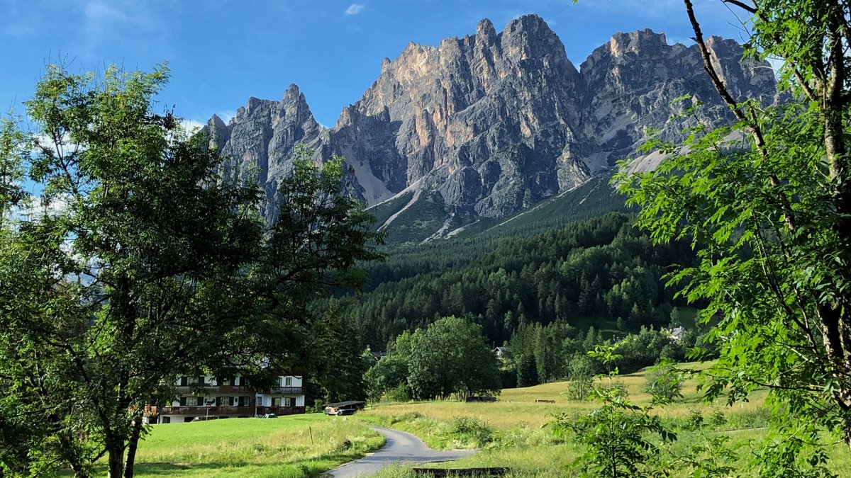 cortinadolomiti's tweet photo. A weekend to #relax and admire these wonderful #landscapes. 😍
How are you gonna spend the #weekend?

📷 Federico De Zan
#mycortina #cortinadolomiti #cortinadampezzo #dolomites #dolomitesunesco #weekendvibes #WeekendWanderlust #FridayFeeling #mountains #italy #VisitVeneto https://t.co/SSaapWzSSu