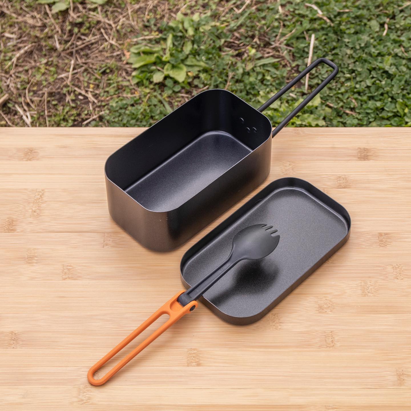Fieldoor 焦げ付きにくく お手入れも簡単なノンスティック加工を採用したメスティンアルミクッカーの登場です ご飯を炊いたり 煮る 炒めるなど様々な調理ができるアルミ製のメスティンは コーティング済みの為 バリ取り シーズニング不要 軽量