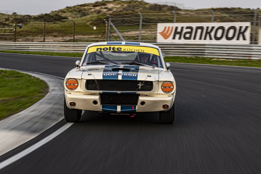 Hij mag een nieuw tijdperk met elektrische aandrijving zijn ingegaan, maar de Mustangs waarmee het allemaal begon steigeren nog wild. Racen met een pre-66 #Mustang, hoe gaat dat vandaag? #Mattijs #Diepraam schreef er een uitgebreid verhaal voor Octane, nu in de winkels.