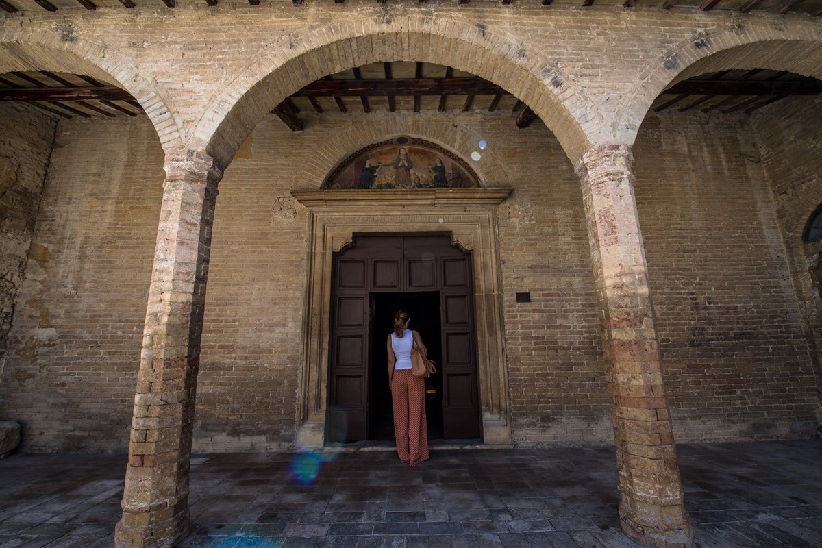 #OggiViPortiamo alla CHIESA di SANTA ILLUMINATA, un piccolo gioiello rinascimentale, che presenta la facciata in laterizio, ornata da un oculo, ed è preceduta da un portico che protegge il portale d’ingresso.
#Montefalco❤️#umbria #Borghi #ViaggioItalia
#MaggioliCultura