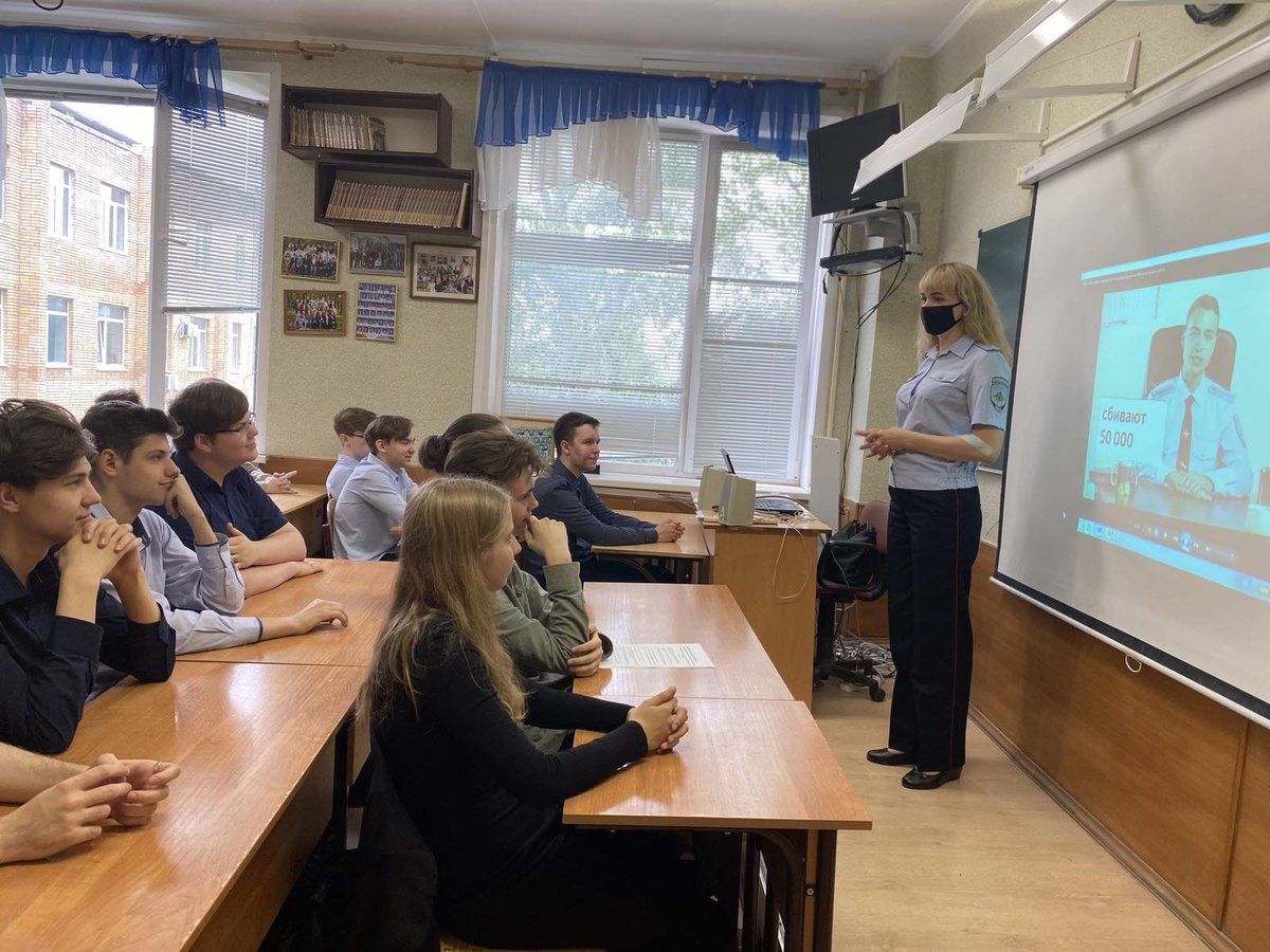 В канун завершения учебного года в лицее прошли классные часы и беседы на тему: "Безопасное лето" при участии старшего инспектора отделения пропаганды БДД ОГИБДД УМВД России по г. Самара капитаном полиции Гусаровой Олесей Владимировной.