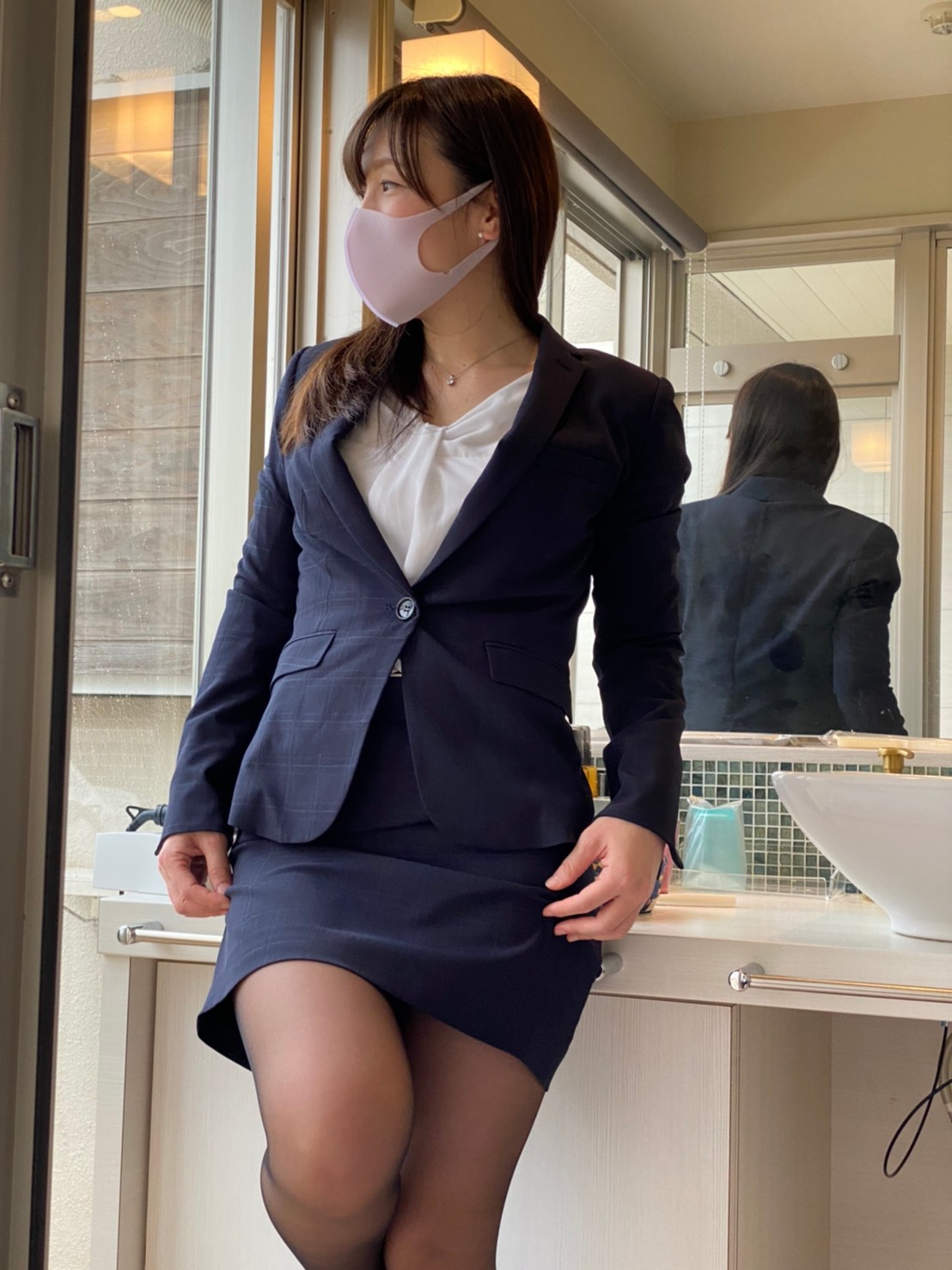ムチムチタイトスカート スーツめぐみん(^-^) 明日はこの格好で施術へ向かいます(*¨*)ﾎﾟｯ  黒ストにするか、ベージュにするかは迷い中♪ジャケットは暑いだろうなぁ… #脚フェチ #黒ストッキング #スーツ #ミニスカート #タイトスカート # むちむち #太もも https ...