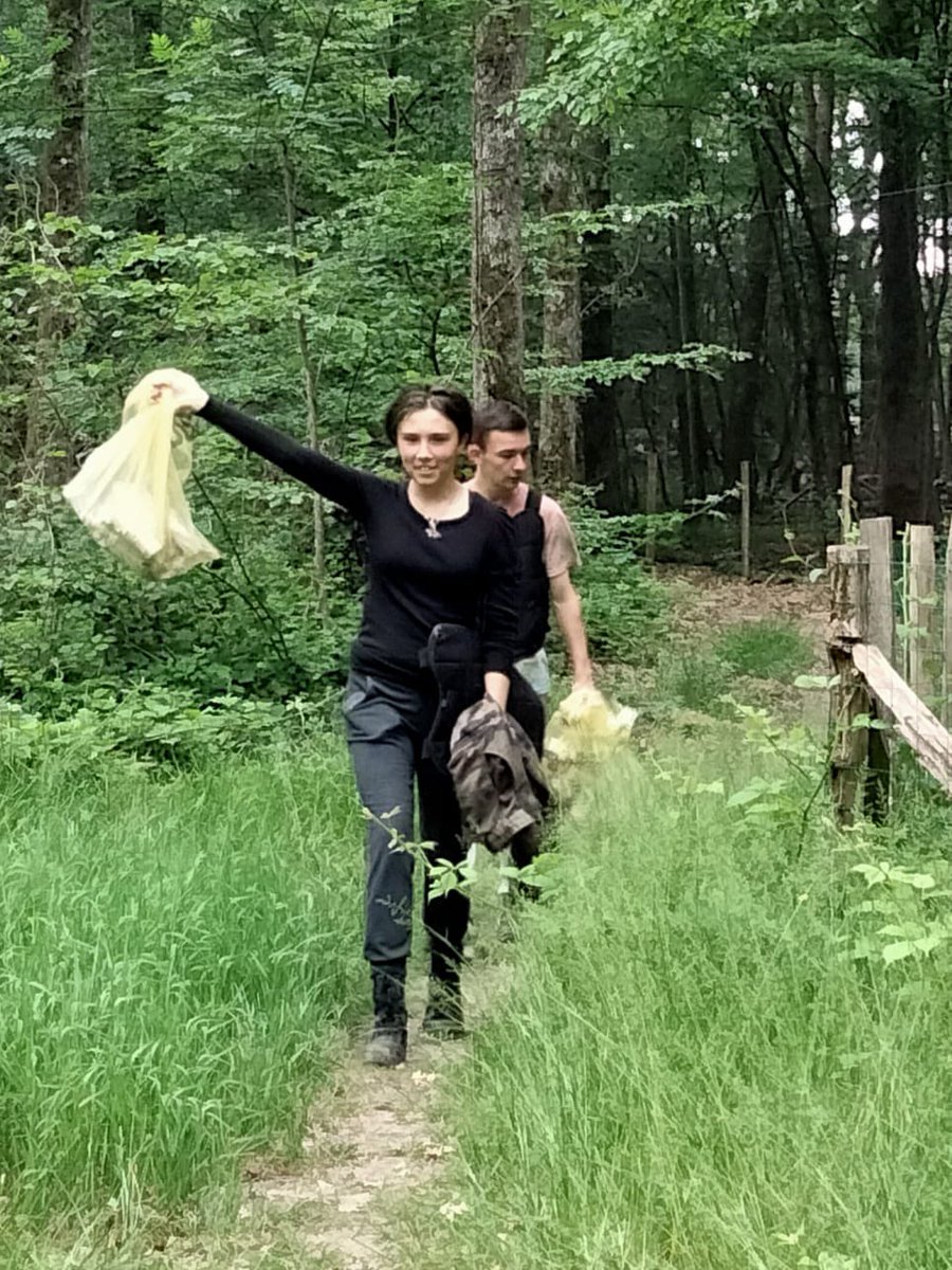 [ En route pour 2024🏆 ] 
On continue le retour en image sur le premier temps fort organisé dans l’Allier ! 
Session plogging dans la forêt des Planchards pour l’AS du Lycée Jean Monnet d’Yzeure !
#sportresponsable ! 
#challengedesanneaux #plogging 
<a href="/Allierdpt/">Allier Département</a> <a href="/auvergnerhalpes/">Auvergne-Rhône-Alpes</a>