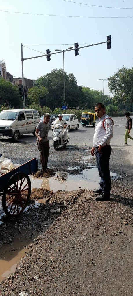 dcptcr's tweet photo. Ct rajnish from central range traffic , Delhi police , making efforts to rectify the damaged road side with building materiel at filmistan so water logging and resultant traffic jams are proactively stopped.#CPDelhi #Delhipolice #Splcptraffic https://t.co/xhk3V2dg6u