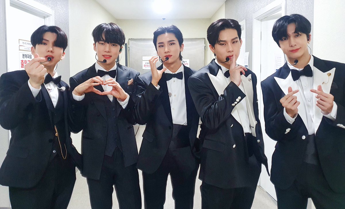 OfficialMONSTAX's tweet photo. 📸
210604 #몬스타엑스
KBS2 #뮤직뱅크 완료

너무나도 설렜던 첫번째 컴백무대 완료❤️
오늘부터 시작되는 #GAMBLER 활동!
함께 열심히 달려봅시다 ✌🏻

#MONSTAX #MONSTA_X
#One_Of_A_Kind #갬블러 https://t.co/Kdjp6F8w7E