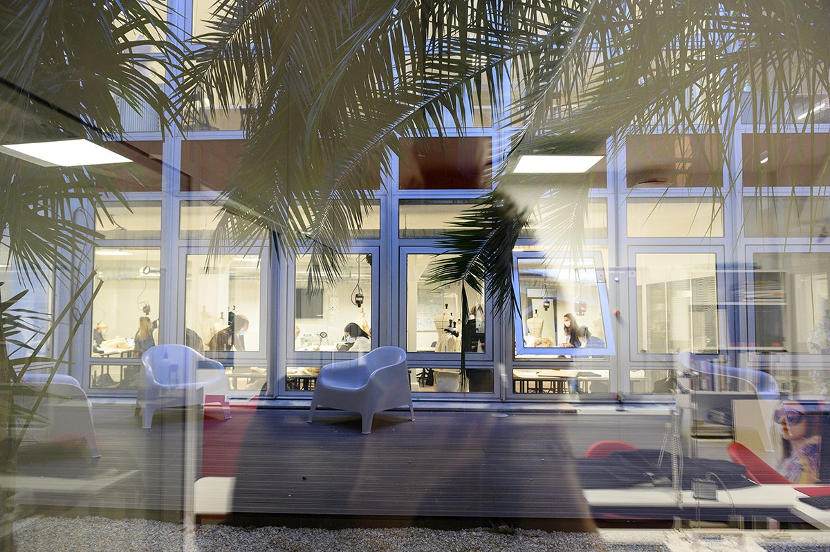 [🏢 Acquisition] <a href="/sofidy/">Sofidy</a> annonce l’acquisition à #Paris d’un ensemble #immobilier entièrement rénové de 2 430 m² loué à l'école de Mode de L'Institut Supérieur des Arts Appliqués.

Détails et visite 3D de l'actif 
👉 bit.ly/3vKHVK5

#cgp #immorente #epargne #banque #scpi