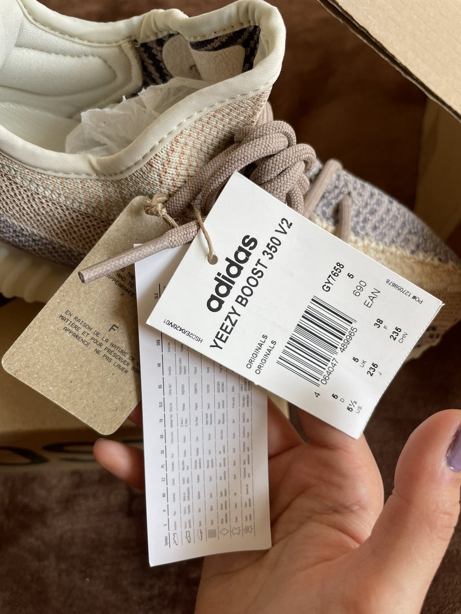 a_armenian's tweet photo. Ik verkoop deze Yeezy Boost 350 V2 schoenen in kleur ‘Ash Pearl’ in maat 38. Ze zijn gloednieuw in originele doos en bewijs van aankoop etc zit erbij. Ze waren voor mezelf maar ze vallen te groot dus stuur me een bericht als je geïnteresseerd bent. https://t.co/tJyg7GTpX1