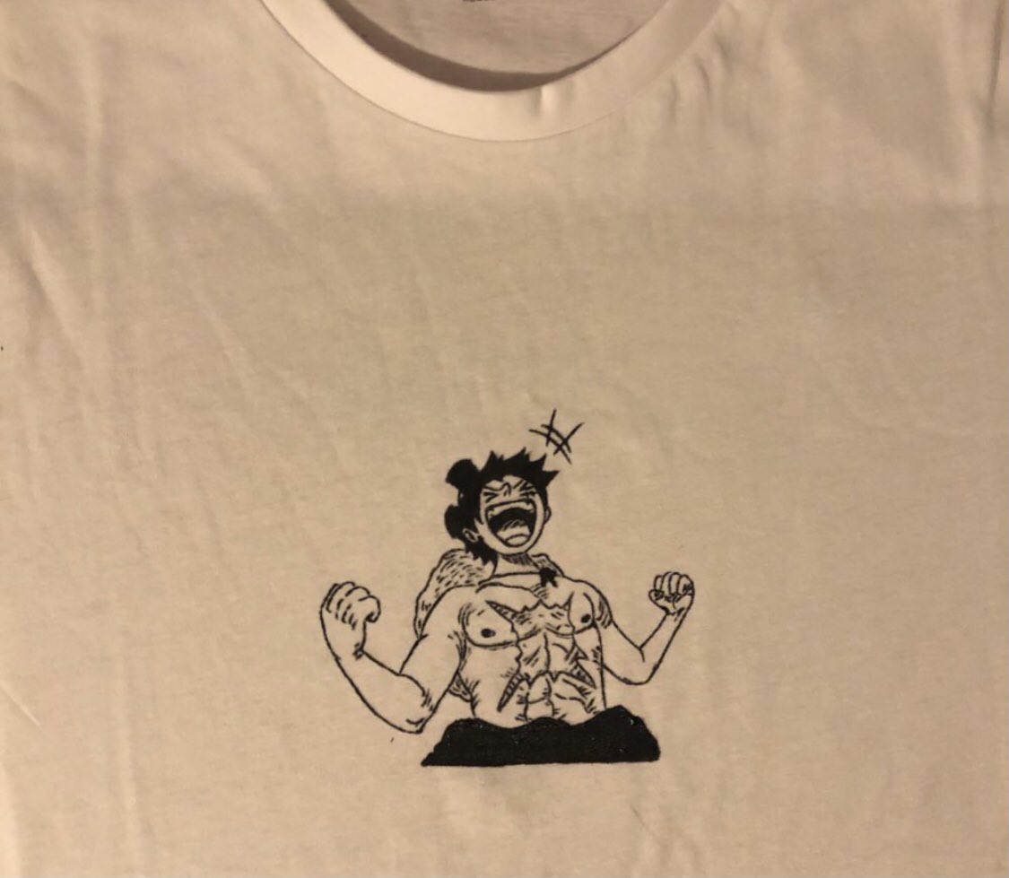 _Adme_'s tweet photo. Les comptes Mangas, je suis prêt à vous faire un custom sur un tee shirt blanc de votre perso préféré en noir et blanc si vous faites de la pub pour ma pote qui a besoin de like sur cette vidéo youtube (lien sous le tweet). Si vous voulez des exemples de mes custom : https://t.co/BQEuFBxTg8