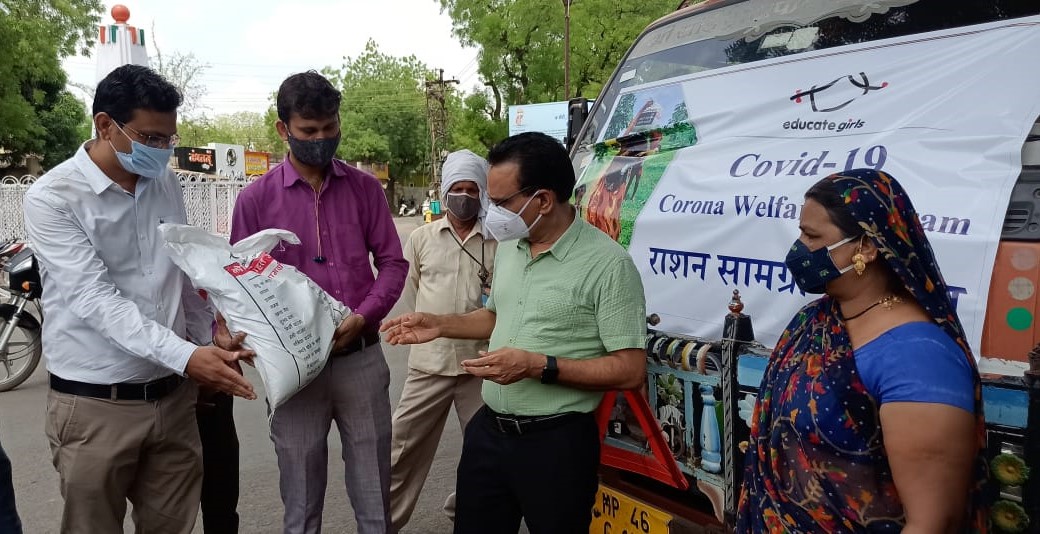 educate_girls's tweet photo. (2/2) Thank you Mr Shivraj Singh Verma, Collector, Mr Anshu Jawla, Deputy Collector and Mr Ghanshyam Dhangar, Sub-Divisional Magistrate, Barwani, #MadhyaPradesh for your continuous support in #EducateGirls' #COVIDRelief initiative.
#Livefromground @projsbadwani #COVIDSecondWave https://t.co/eB59nUrofd