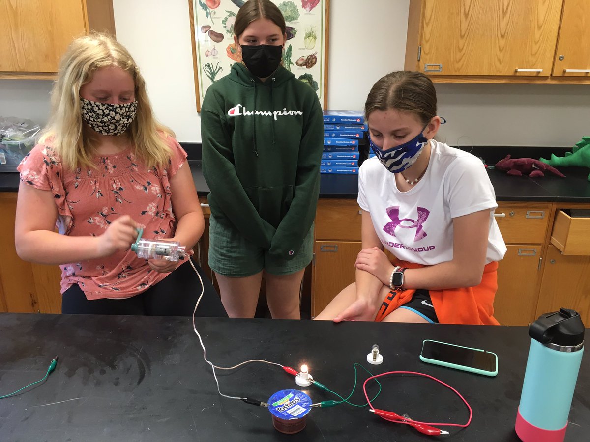 MPHScienceDept's tweet image. When the teacher steps aside after saying to 6th grade scientists find materials that conduct or insulate......