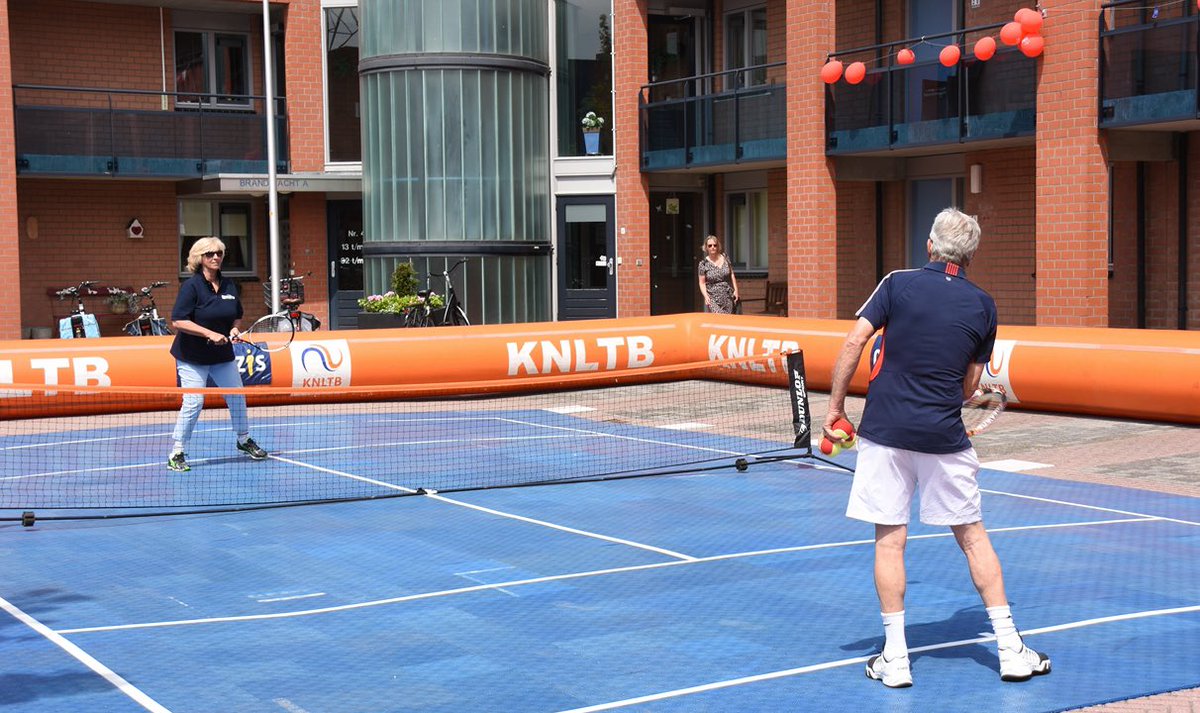 Vandaag is Nationale Balkon Beweegdag <a href="/Ouderenfonds/">Nat. Ouderenfonds</a>, ooit begonnen in ons Leiderdorp.  Op parkeerterrein Brandwacht opende ik tenniscourt samen met tennislegende en ‘Flying Dutchman’ Tom Okker. Hulde aan de organisatoren. #dederdehelft <a href="/KNLTB/">KNLTB</a>