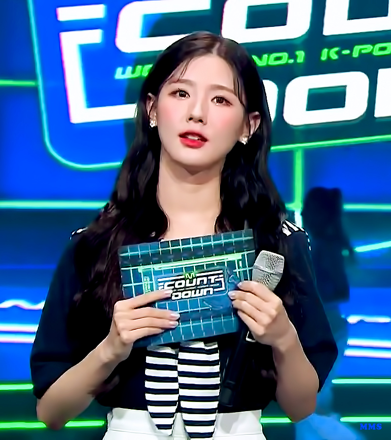 MMS_GIDLE's tweet photo. 210603 엠카 MC
#미연 #MIYEON https://t.co/TLbhy32i21