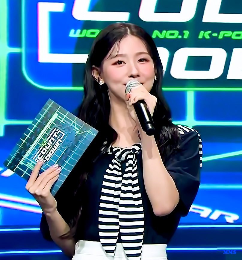 MMS_GIDLE's tweet photo. 210603 엠카 MC
#미연 #MIYEON https://t.co/isNmgbNMhR