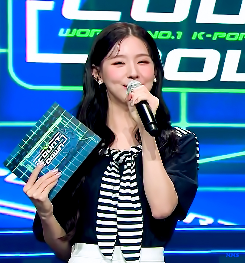 MMS_GIDLE's tweet photo. 210603 엠카 MC
#미연 #MIYEON https://t.co/isNmgbNMhR