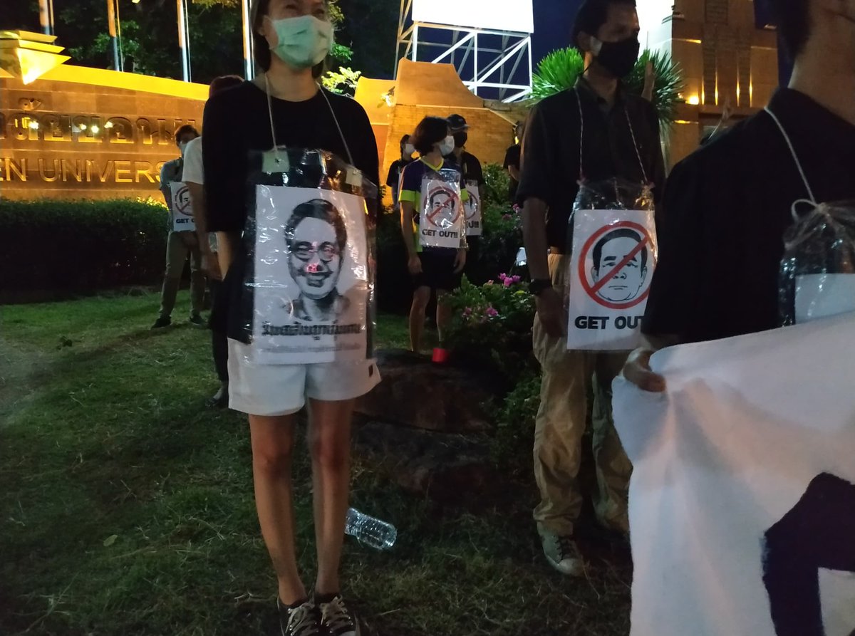 TLHR2014's tweet photo. หน้า ม.ขอนแก่น และที่ศาลหลักเมือง จ.อุบลฯ ก็มีกิจกรรมยืนและจุดเทียนรำลึกถึง #วันเฉลิม และผู้ถูกบังคับให้สูญหาย ทั้ง2แห่งมีตร.และนอกเครื่องแบบเข้าถ่ายรูป

#หนึ่งปีต้องมีความยุติธรรมให้วันเฉลิม
#OneyearWanchalerm 
#ItCouldBeYou

Cr.ภาพจากเพจ คณะอุบลปลดแอก https://t.co/EvjQAd6tQB