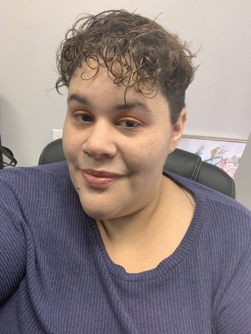 Life update. I cut off all my hair ☺️💋 https://t.co/Ma9rnzEjCr