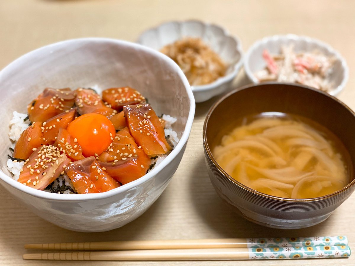 cook_mio's tweet photo. ＊サーモンの漬け丼
＊新玉の味噌汁
＊おかかオニオン
＊ごぼうサラダ

昨日の余ったサーモンを漬けに☺︎
美味しくて幸せ🍀

#おうちごはん  #料理好きな人と繋がりたい https://t.co/smyt4xieKV