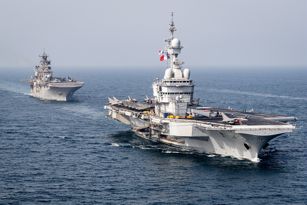 MarineNationale's tweet photo. Partenaires historiques, la coopération entre nos deux marines s'est développée depuis 20 ans notamment grâce aux interactions entre nos groupes aéronavals. Le concept de #plugandfight s'est illustré pendant la mission #Clemenceau_21 ou des bâtiments 🇺🇸 ont été intégrés au GAN 🇫🇷 https://t.co/Noimjn7Wm5