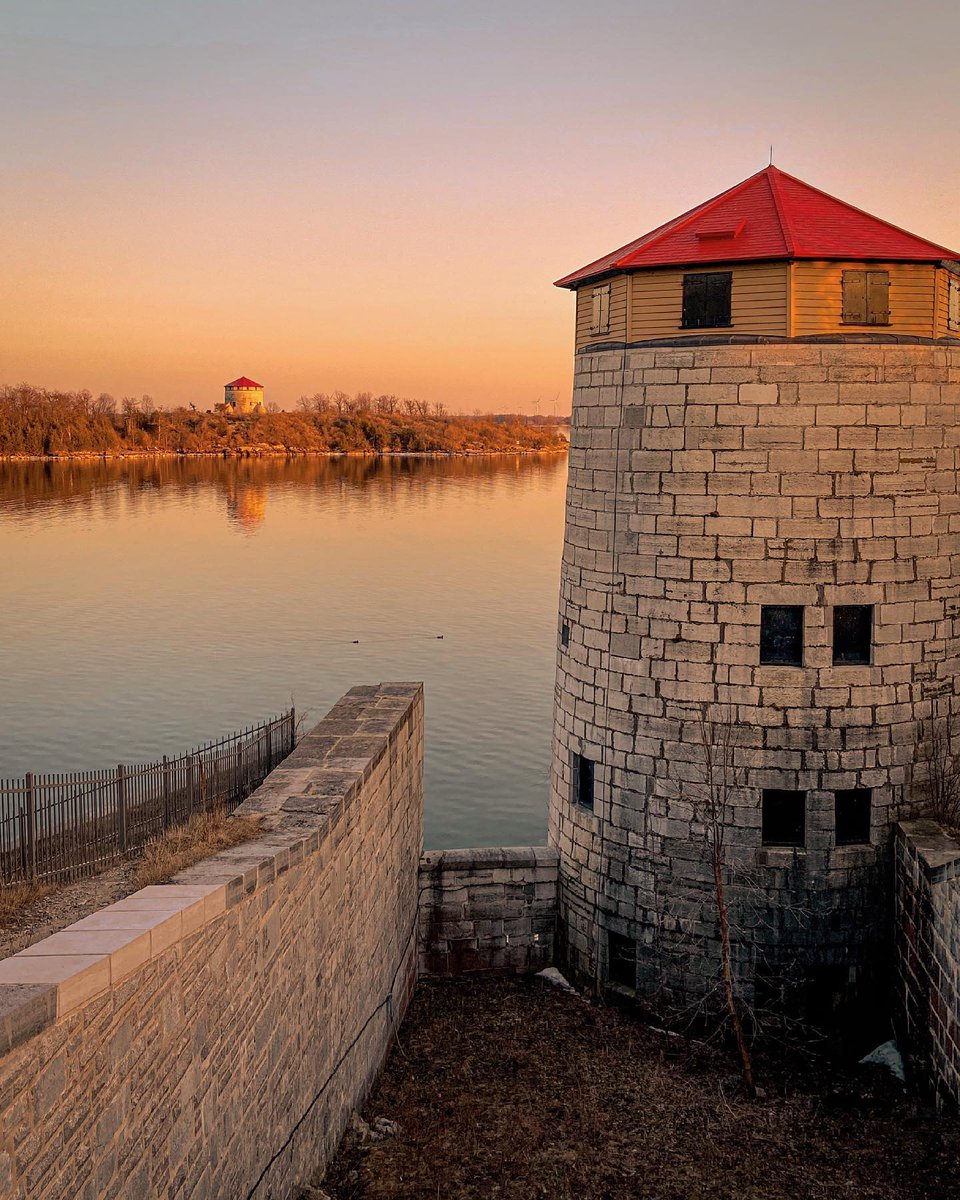 FortHenry's tweet photo. Happy #FridayFollower! Did you know Fort Henry is one of many amazing spots in Kingston to view a sunset? ๐ Thanks to Marie for sharing this photo taken from the back of Fort Henry hill overlooking Cedar Island.
๐ธ: msurlaroute via Instagram https://t.co/6MIj8H6jfx