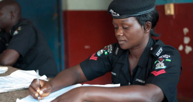 thecableng's tweet photo. Know Your Rights: You can decline police request for statement until a lawyer is present | TheCable https://t.co/4OwJGusAhn https://t.co/xtvNNxp521