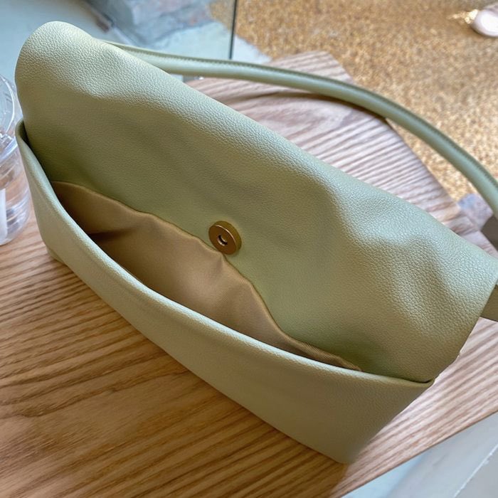 !! มีใครให้มากกว่านี้อีกมั้ย กระเป๋าสองชั้นมันเยอะแล้วสินะ
มาเจอสามชั้นที่ไม่ใช่หมู ~ 🐽 แต่เป็นกระเป๋ากันนนน
ที่สำคัญเลย คือถอดสายออกได้ด้วยย กลายเป็นกระเป๋าถือแบบตั้งใจ!
ด้านหลังมีอีก 1 ช่อง คุ้มค่าขนาดนี้มาในราคา 320 บาท ส่งฟรีไปเล้ยย!!✨