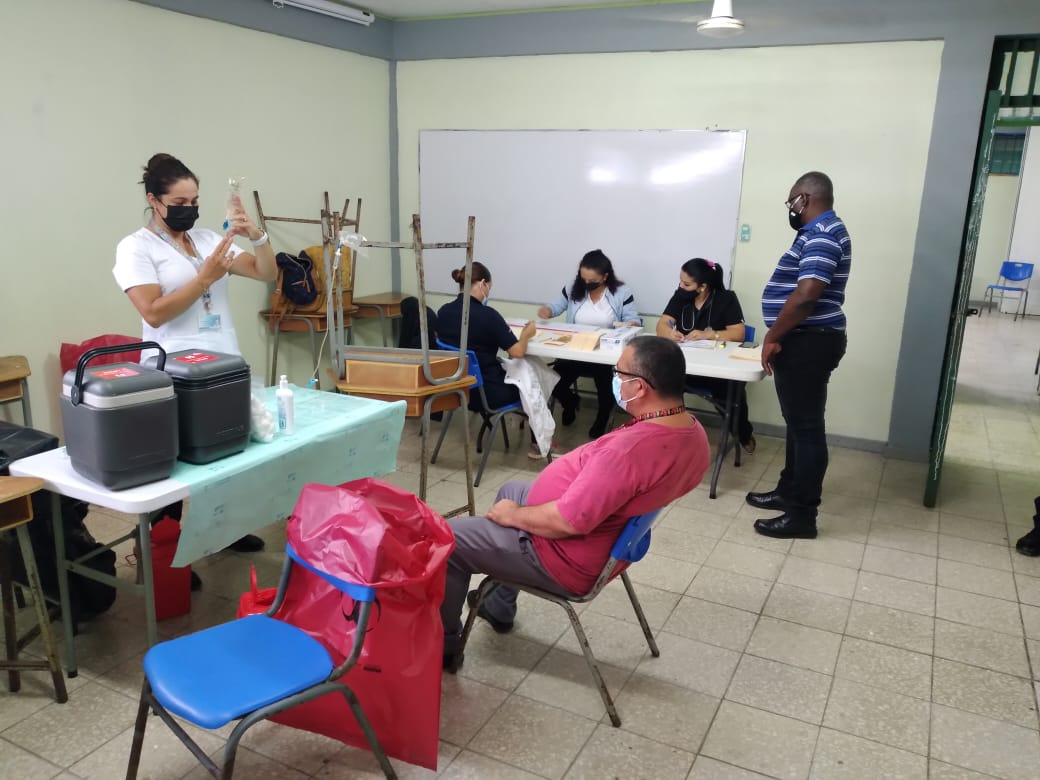 justiciaypazcr's tweet photo. 💉 #FrenáLaOla
Personal de @CCSSdeCostaRica y el personal de Salud del Ministerio de #JusticiaYPaz laboró ayer hasta las 8 p.m. para cumplir con la meta de vacunar a 250 personas privadas de libertad del CAI Marcus Garvey, Limón, pertenecientes a los grupos 3 y 4.
#PactoCR https://t.co/9DhgnM0SoN