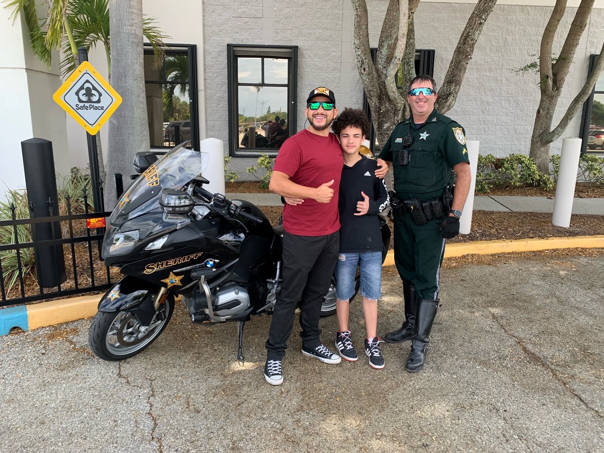 ManateeSheriff's tweet photo. FUTURE DEPUTY: Dep. Leggett enjoyed talking with this motorcycle enthusiast & his son outside our operations center yesterday. Maybe this is a future Motorcycle (Traffic) Deputy in the making! #FutureDeputy #MCSOMotors #Community #MCSOCares https://t.co/tetYzUBvUr
