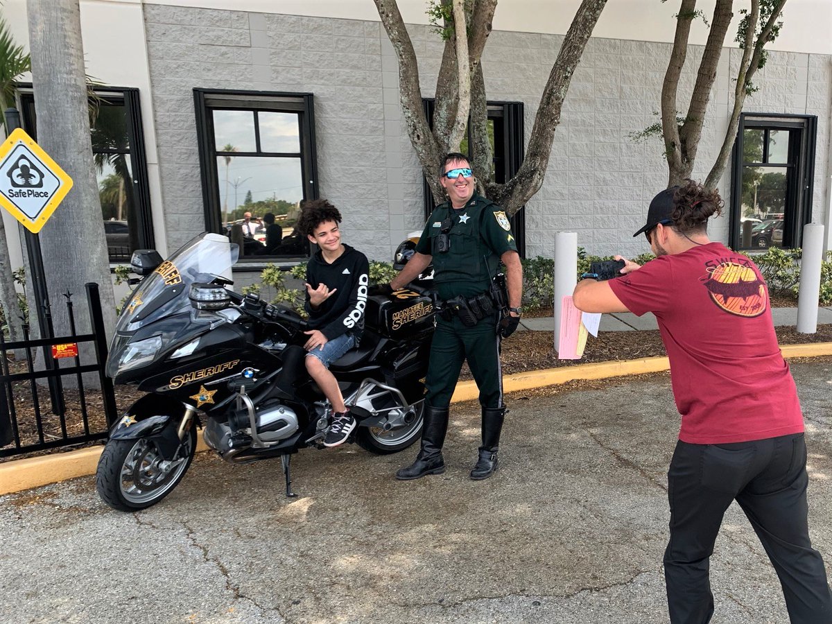 ManateeSheriff's tweet photo. FUTURE DEPUTY: Dep. Leggett enjoyed talking with this motorcycle enthusiast & his son outside our operations center yesterday. Maybe this is a future Motorcycle (Traffic) Deputy in the making! #FutureDeputy #MCSOMotors #Community #MCSOCares https://t.co/tetYzUBvUr