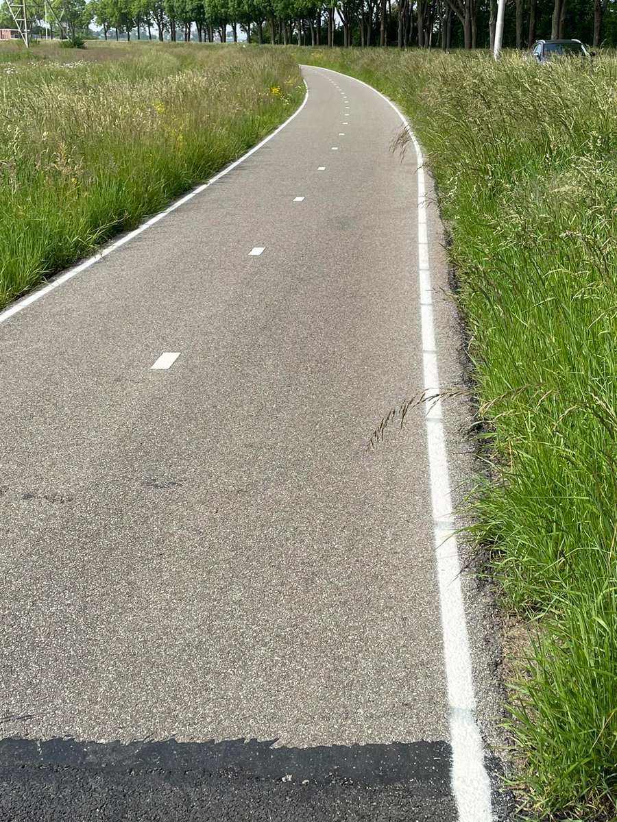 VermeulenGroep's tweet photo. Al meer dan 40 km belijning aangebracht voor het op de fietspaden voor @zuid_holland.
Om de fietsveiligheid te vergroten, gaat de @VermeulenGroep in opdracht van @zuid_holland
 de komende maanden 300 km kantmakerkeringen aanbrengen. https://t.co/K2Cd4t0ShZ https://t.co/dDSUAp82ap