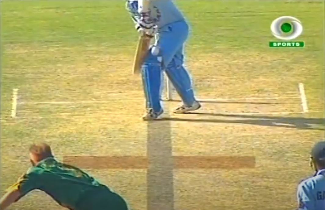RandomCricketP1's tweet photo. A very random thread of things/innovations that we used to see on TV during cricket broadcast in the 2000s. 

1. Length Indicator
From the 2000 India-South Africa series, this gave a good idea about where the ball needed to pitch to hit the stumps for LBW decisions. 
👇 https://t.co/Z7GJLRqaA3