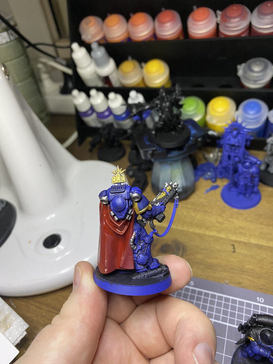 chriscarnage_'s tweet photo. #hobbystreak day 71 - laid down a few more base metallics and an initial wash on the cape. The captain will be ready in no time. #WarhammerCommunity #PaintingWarhammer #warhammer #spacemarines #ultramarines #gravis #captain #mastercrafted #miniaturepainting https://t.co/x8nwMHqTkw