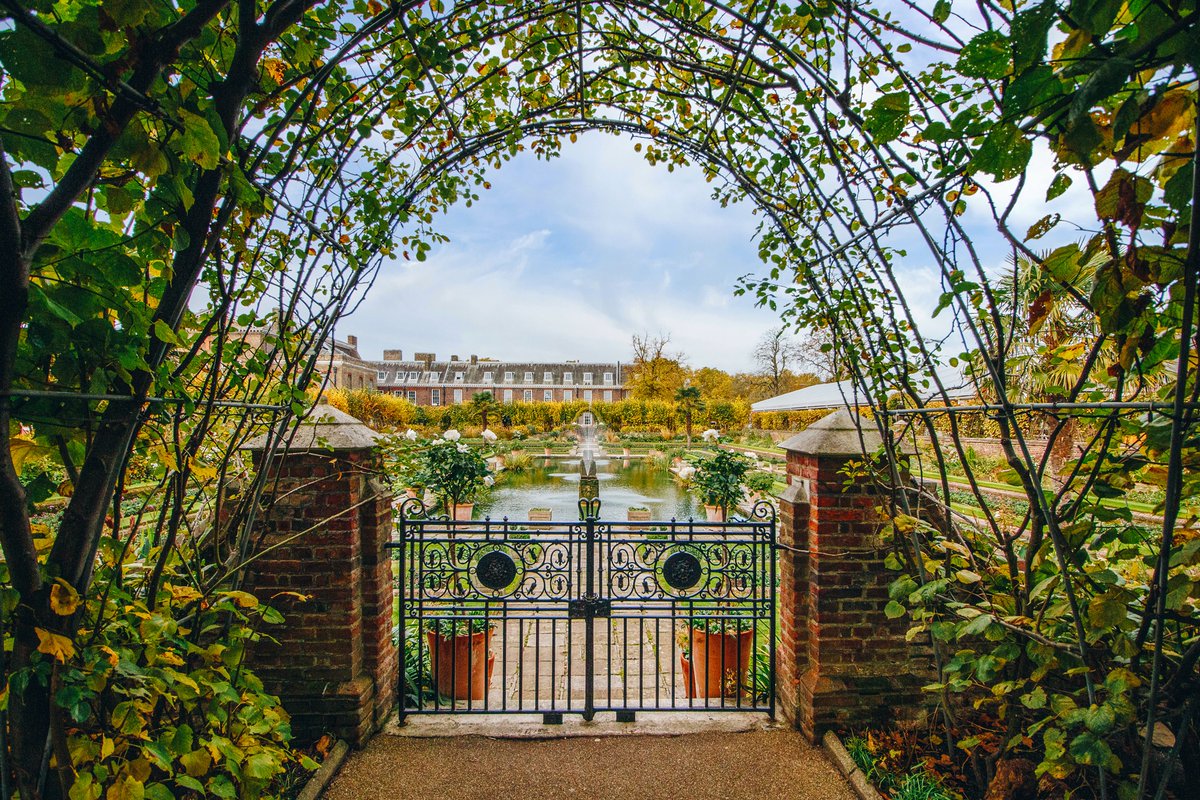 The lovely #SunkenGarden is believed to be one of Diana's favourite parts of #KensingtonPalace. The layout was based on the Pond Garden at Hampton Court Palace to incorporate more natural materials, herbaceous planting and water features.