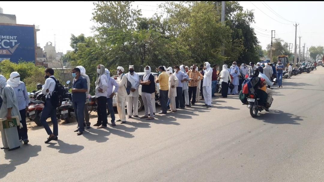 2020News5's tweet photo. सी एस डी कैंटीन का दम तोड़ता सिस्टम,,
सोशल डिस्टेंसिंग की जमकर उड़ाई धज्जियां,,
आखिर कैसे टूटेगी कोरोना की चेन,, https://t.co/Es9L39mzTB