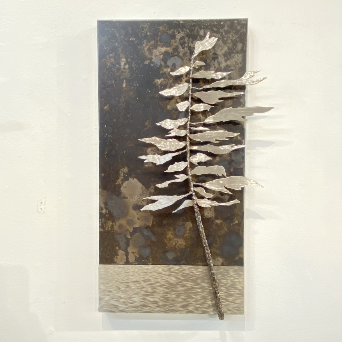 FloydElzinga's tweet photo. fabricated metal landscape paintings in three dimensions... portrait of a tree shaped and formed by the wind...a hot rolled steel sky hangs over intensely reflective stainless water ...
“Windswept White Pine”
stainless steel and steel 
24” x 12” (panel size)
2021 https://t.co/Pao6co4qA8