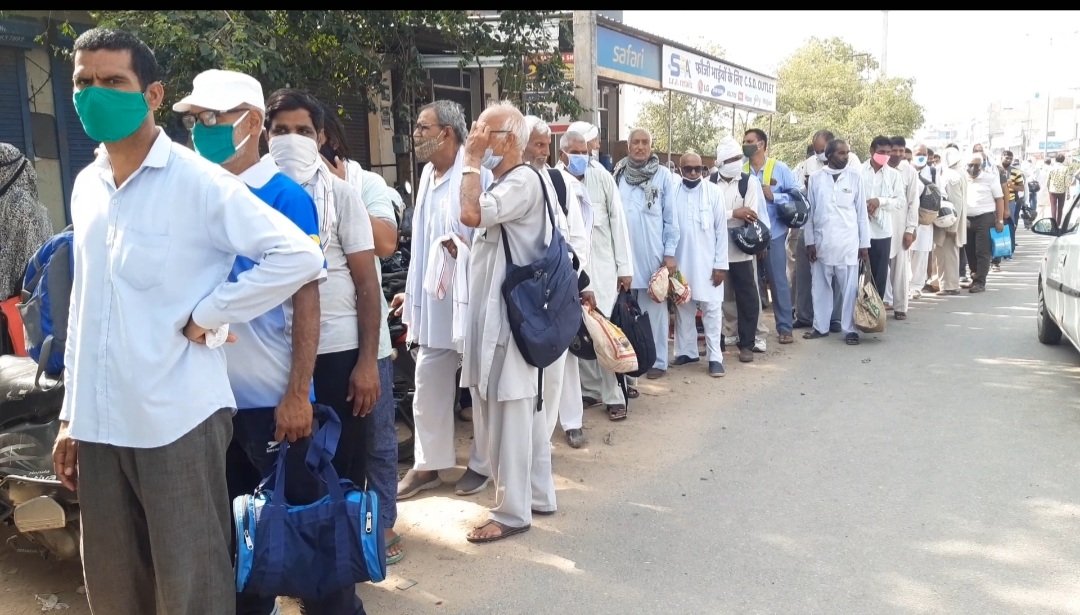 2020News5's tweet photo. सी एस डी कैंटीन का दम तोड़ता सिस्टम,,
सोशल डिस्टेंसिंग की जमकर उड़ाई धज्जियां,,
आखिर कैसे टूटेगी कोरोना की चेन,, https://t.co/Es9L39mzTB