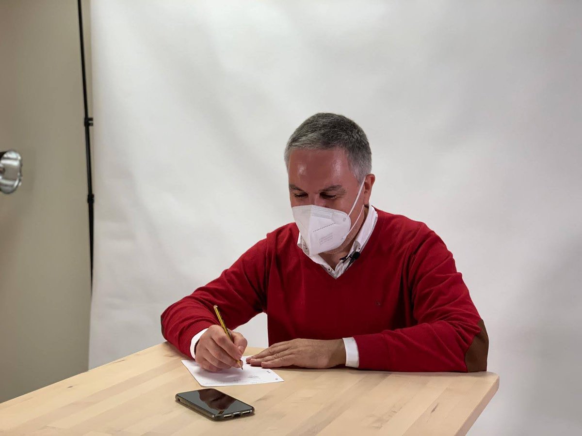 ClusterSaude's tweet photo. ¡Hoy es día de producción audiovisual en #CSG! Ahora, conversando con @albertolazaro de #COQUUS 🎥🎤 https://t.co/oyE3mZWEKL