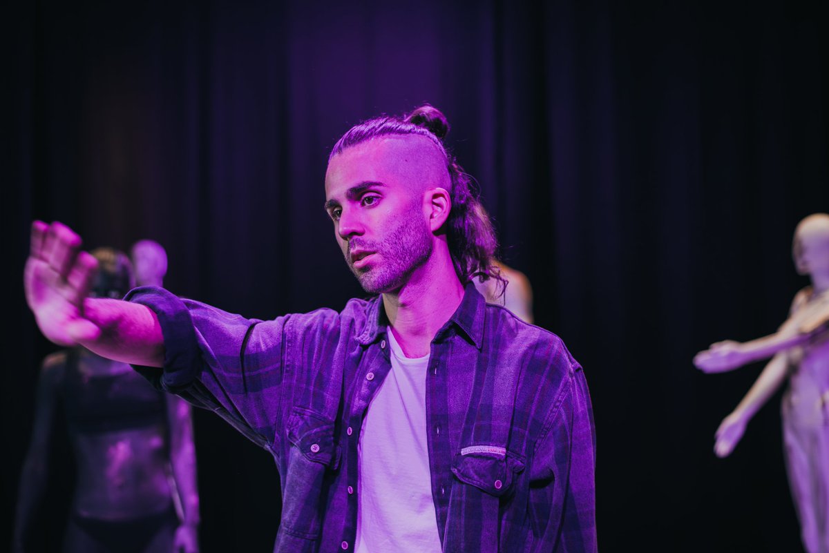 KOVITCH3's tweet photo. Dormimos poco, pero a pierna suelta
con la conciencia tranquila
de no deberle a nadie fianzas.
Foto por Raquel Rojas
Ficha lo más reciente en el link de la bio. Este mes vuelvo con más.
#photography #portrait #rap #hiphop #kovitch #photo #music https://t.co/9KXtDDp76D