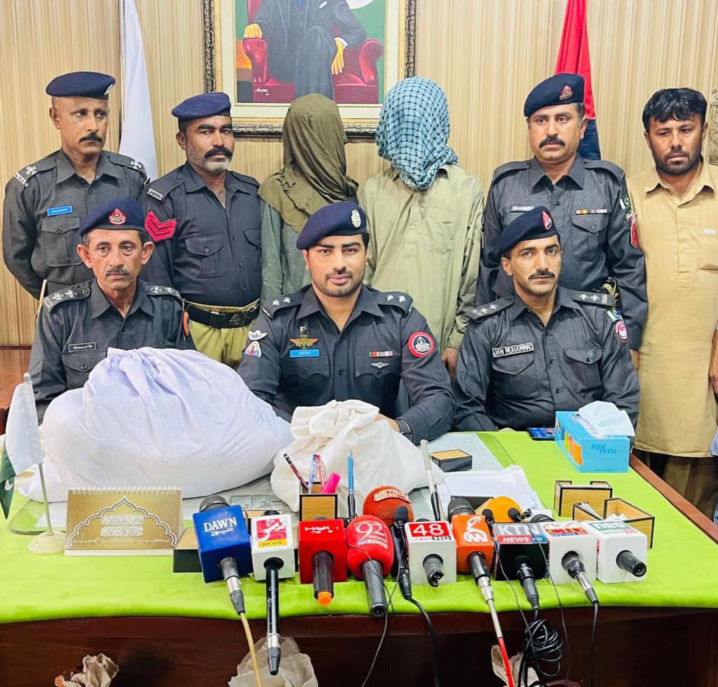CpoQuetta's tweet photo. لسبیلہ پولیس کی ایک اور بڑی کامیابی
125 کلومنشیات برآمد
  ایڈل ایس پی لسبیلہ ، ایس ایچ او پی ایس اتھل اور ٹیم کی نگرانی میں لسبیلہ پولیس نے معتبر معلومات پر گاڑی روکی اور تلاشی کے دوران لاکھوں روپے مالیت کی 125 کلو منشیات برآمد کرکے 2  منشیات فروشوں کو گرفتار کرلیا. https://t.co/8JDmckx8V3