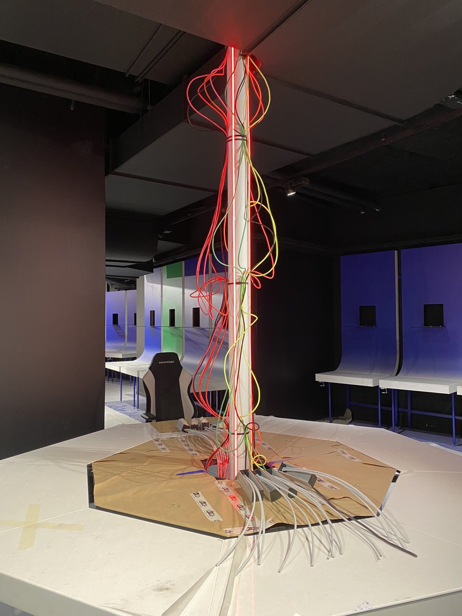 ledboxcompany's tweet image. [REALISATION] #creativeled gaming zone / Bar @espotparis
1/ Ligne "serpent" au plafond : luminaires @ligeobygip  RVBW
2/ Tables octogonales : Mini Flextube RVB @ledboxcompany
3/ Rétro-éclairage du Bar en ruban #led RVBW @ledboxcompany 
Pilotage : STICK KE2 en wifi @Nicolaudie