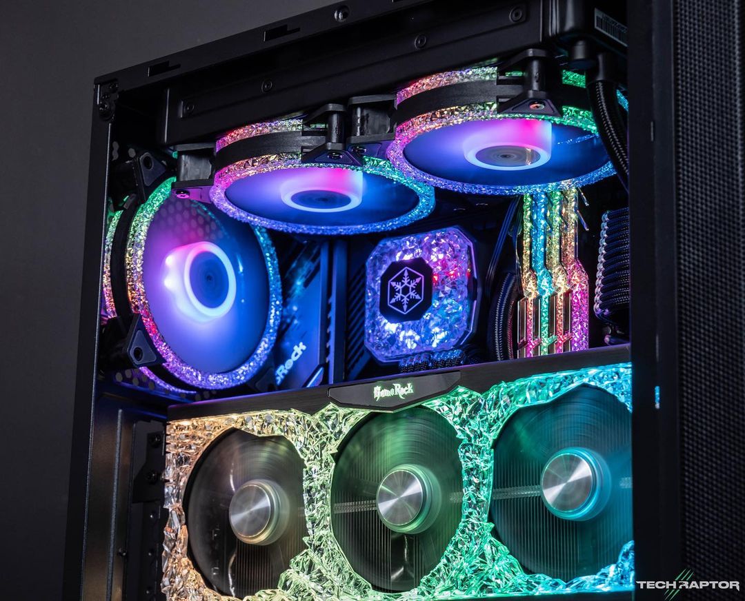 SilverStoneEU's tweet photo. Diamond build 😍✨ by @TechRaptor1
Case: #FARA R1
Cooler: #IceGem
Fans: @InterTechGmbH Argus RS-07
Ram: @gskillgaming TridentZ Royal
GPU: @Palit_Global GameRock Series https://t.co/cLVVmWNG0P