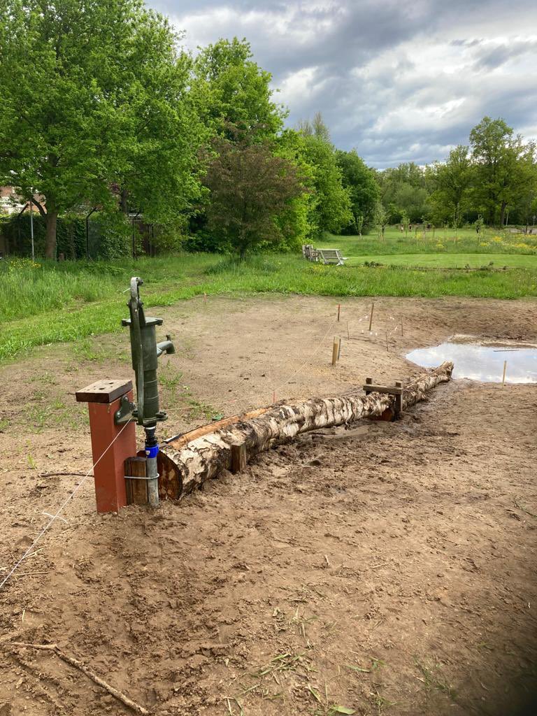 PoortVan's tweet photo. Met de bijdrage van de Gemeente van 3500Euro voor 5 jaar tijdelijke groenstrook realiseerden wij onder andere een waterpomp en voetbalveldje. Verder onderhoud doen wij zelf, waarmee we de Gemeente duur onderhoud besparen. https://t.co/SU04RmtQy6