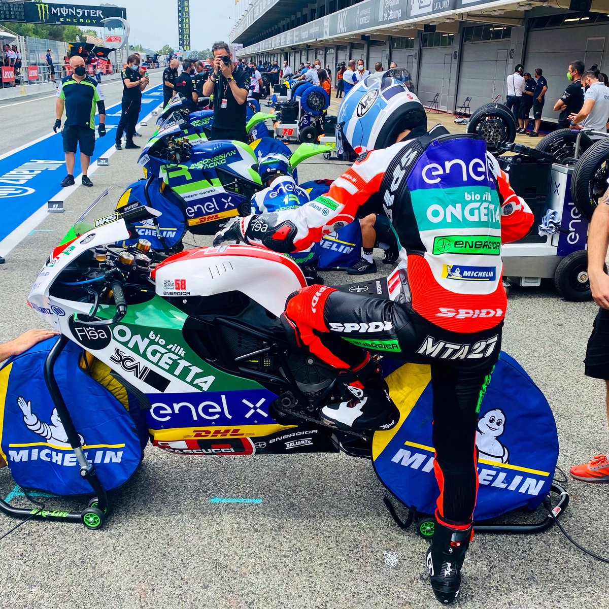 teamSic58's tweet photo. FP1🔋
@mattiacasadei27 🅿️5 (1:51.805)
#CatalanGP 🇪🇸 @Circuitcat_es 
#ongettasilk #sic58squadracorse #MTA27 #MotoE #ongetta #MotoGP #Sic58 https://t.co/amozZjRIV6