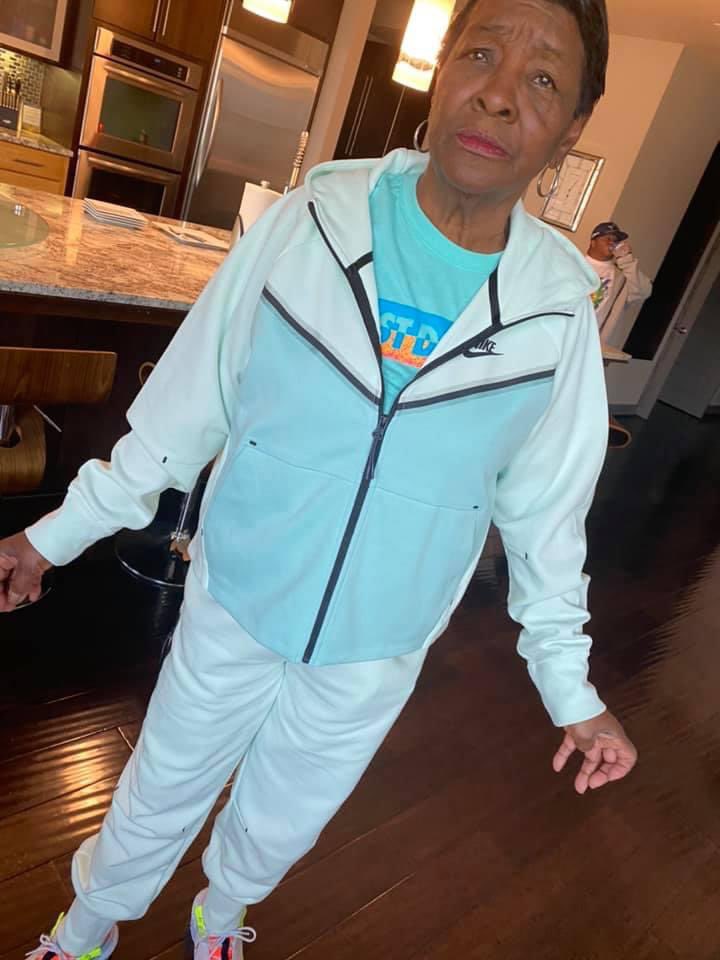 RickeySmiley's tweet photo. I put they asses out! 😂😂😂😂😂😂😂😂😂🙏🏽🙏🏽🙏🏽🙏🏽🙏🏽🙏🏽❤️ https://t.co/IN8XviNiC8