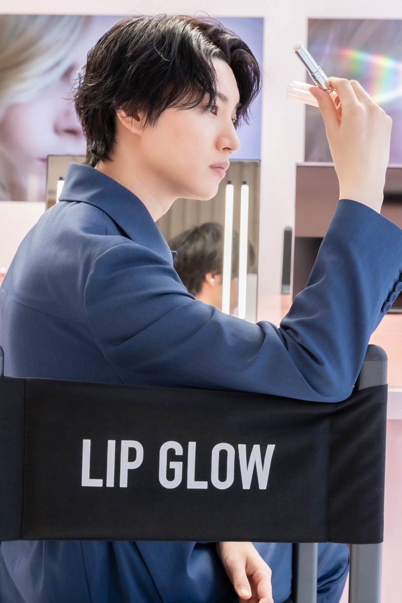 fashionsnap's tweet photo. 「ディオール アディクト リップ グロウ」が全10色で登場。板垣李光人や桜田通、一ノ瀬颯、大平修蔵といったメンズゲストもリップの仕上がりを堪能しました。
https://t.co/yEuLwqxHwc
(PR) https://t.co/9KSxUW9VPu