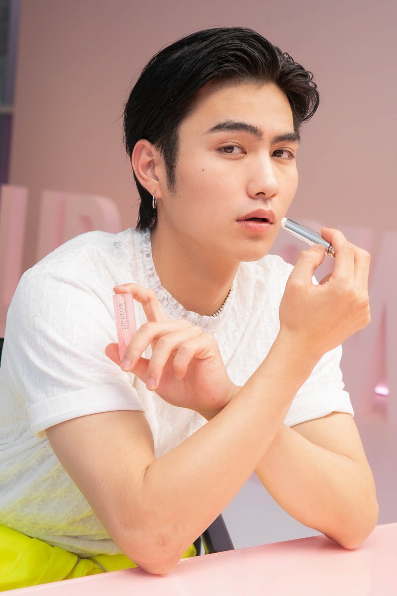 fashionsnap's tweet photo. 「ディオール アディクト リップ グロウ」が全10色で登場。板垣李光人や桜田通、一ノ瀬颯、大平修蔵といったメンズゲストもリップの仕上がりを堪能しました。
https://t.co/yEuLwqxHwc
(PR) https://t.co/9KSxUW9VPu