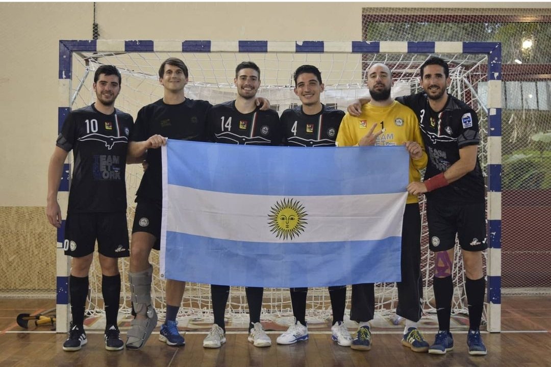 sportkidsmza's tweet photo. #HANDBALL
#Internacional 🇦🇷🇮🇹
Luego una gran temporada en lo personal y del #Albatro quien terminó décimo manteniendo la categoría, @jpcuello04 🇦🇷 deja el sur x el norte 🇮🇹 a su nuevo destino el Handball Club Alperia Merano.
Lo mejor para Vos Juampi !!
@JavierSallustro https://t.co/qHphzO1YMH