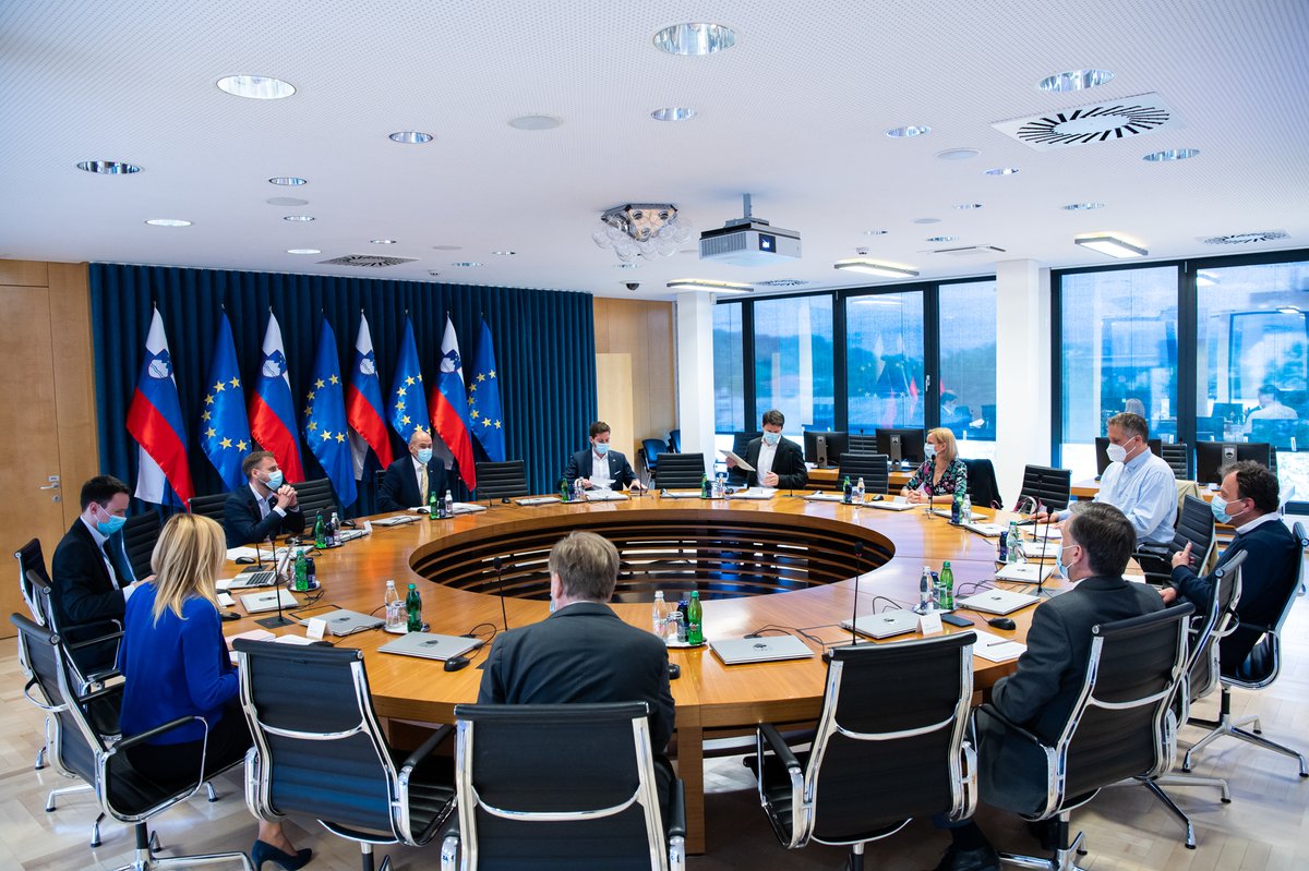 vladaRS's tweet photo. Predsednik vlade @JJansaSDS danes na srečanju s predsednikom Strateškega sveta za digitalizacijo @MBAndrijanic in vodji delovnih skupin. Pogovori predvsem o dosedanjem delu Strateškega sveta za digitalizacijo ter nadaljnjih korakih. https://t.co/zRCEx4qWhQ