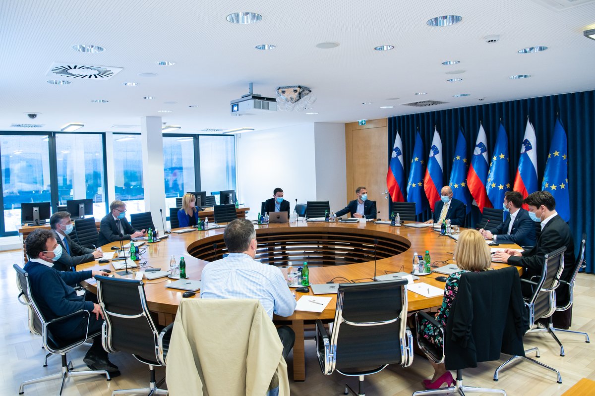 vladaRS's tweet photo. Predsednik vlade @JJansaSDS danes na srečanju s predsednikom Strateškega sveta za digitalizacijo @MBAndrijanic in vodji delovnih skupin. Pogovori predvsem o dosedanjem delu Strateškega sveta za digitalizacijo ter nadaljnjih korakih. https://t.co/zRCEx4qWhQ